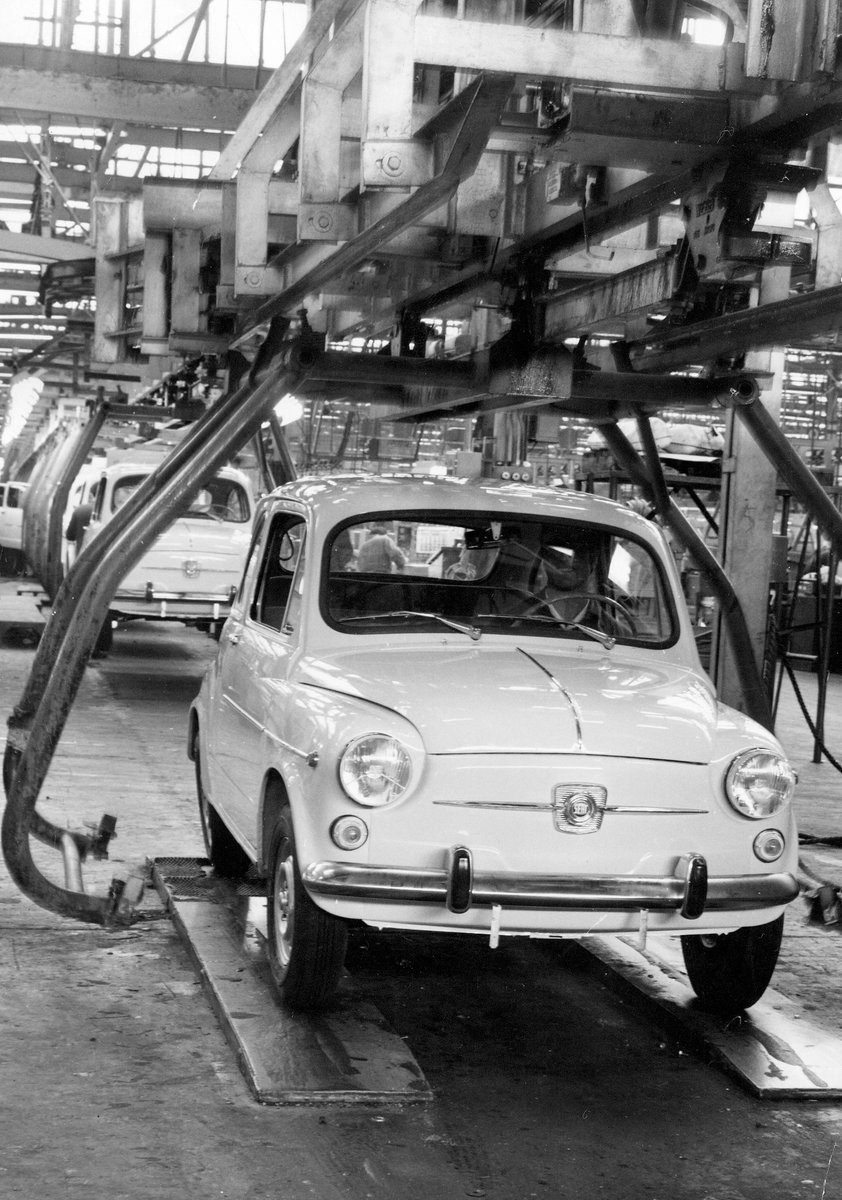 EFELafototeca's tweet photo. Hace 50 años salía de la factoría de SEAT de la Zona Franca de Barcelona el último modelo 600. #EFEfototeca https://t.co/mm6UkLQgvD