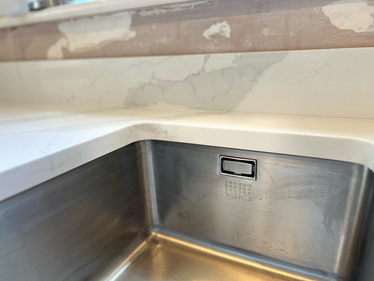 Worktop replacement in Fugen Stone Florence quartz with book-matched upstands. Sink from our 1810 Company range. As always we include a complimentary chopping board.
marble-granite-quartz.com
#worktopreplacement #granddesigns #interiordesign #quartzisland #yorkshirequartz