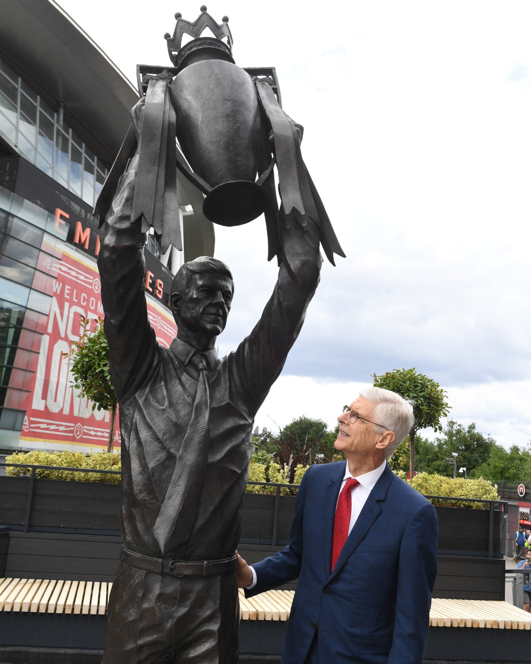 Arsène Wenger taking a look at his statue outside Emirates Stadium