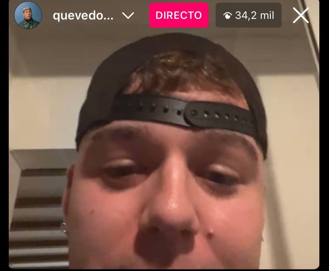 que hace con la gorra a punto de reventar teniéndola en el último agujero