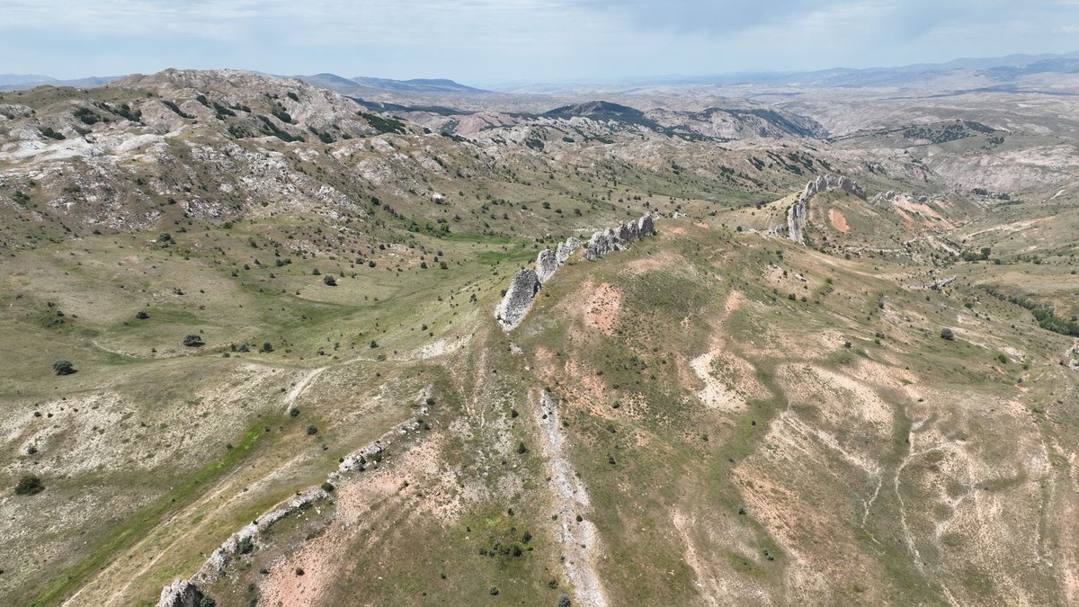 sivasvaliligi's tweet photo. ‘Anadolu Duvarı’ Doğa Turizmine Kazandırılacak

İmranlı ilçemizde bulunan doğa harikası 'Anadolu Duvarı olarak' tabir edilen 'Diş Kayalıklarının' ulusal ve uluslararası düzeyde tanıtılması ve turizme kazandırılması için çalışmalara hız verilecek.

İlimizin turizm potansiyelinin artırılmasına yönelik çalışmalarını yoğun şekilde sürdüren Valimiz Sn. Yılmaz Şimşek, İmranlı ilçesinde bulunan Diş Kayalıklarına giderek, bölgede incelemelerde bulundu.

👉 https://t.co/S9GYnBa42p
