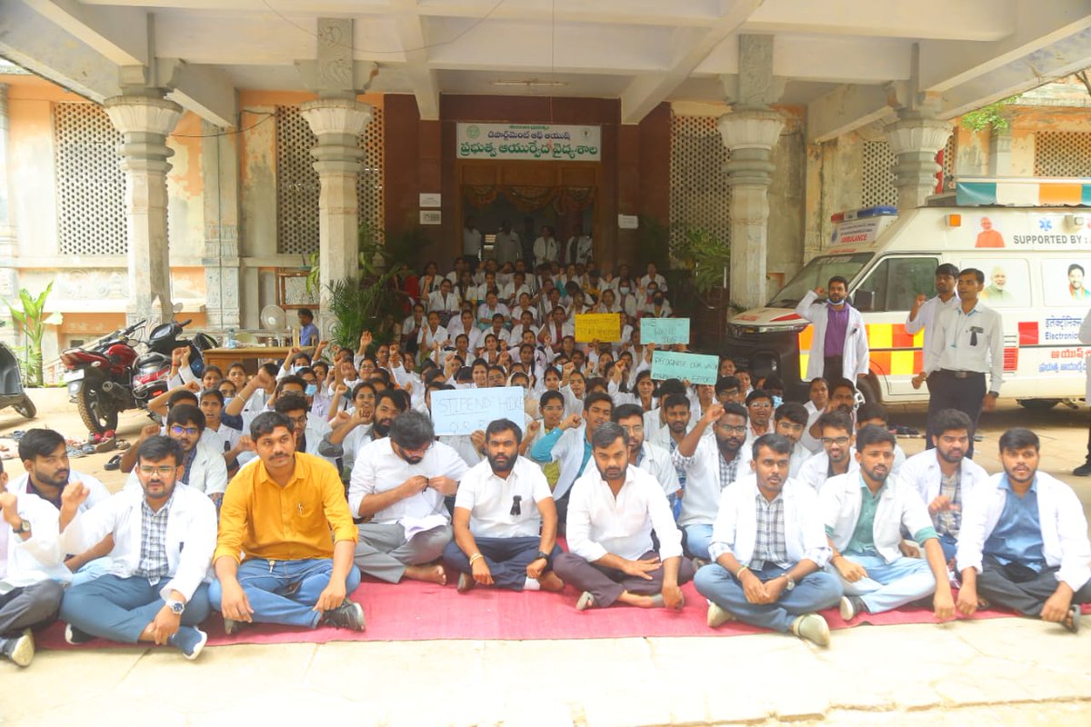 INCTelangana's tweet photo. తెలంగాణ పీజీ వైద్య విద్యార్థులకు ఇస్తున్న స్టయ్ ఫండ్ పదేళ్ల క్రితం కాంగ్రెస్ ప్రభుత్వం ఇచ్చిందే తప్ప, ఈ ప్రభుత్వం ఒక్క రూపాయి కూడా పెంచలేదు. విద్యార్థుల న్యాయమైన డిమాండ్ ను ప్రభుత్వం వెంటనే పరిష్కరించాలని, వారికి మద్దతు తెలుపుతూ, కాంగ్రెస్ పార్టీ తరపున డిమాండ్ చేస్తున్నాం.

- జి విశ్వ తేజ రావు గారు,
   టిపిసిసి డాక్టర్స్ సెల్ ఛైర్మన్.