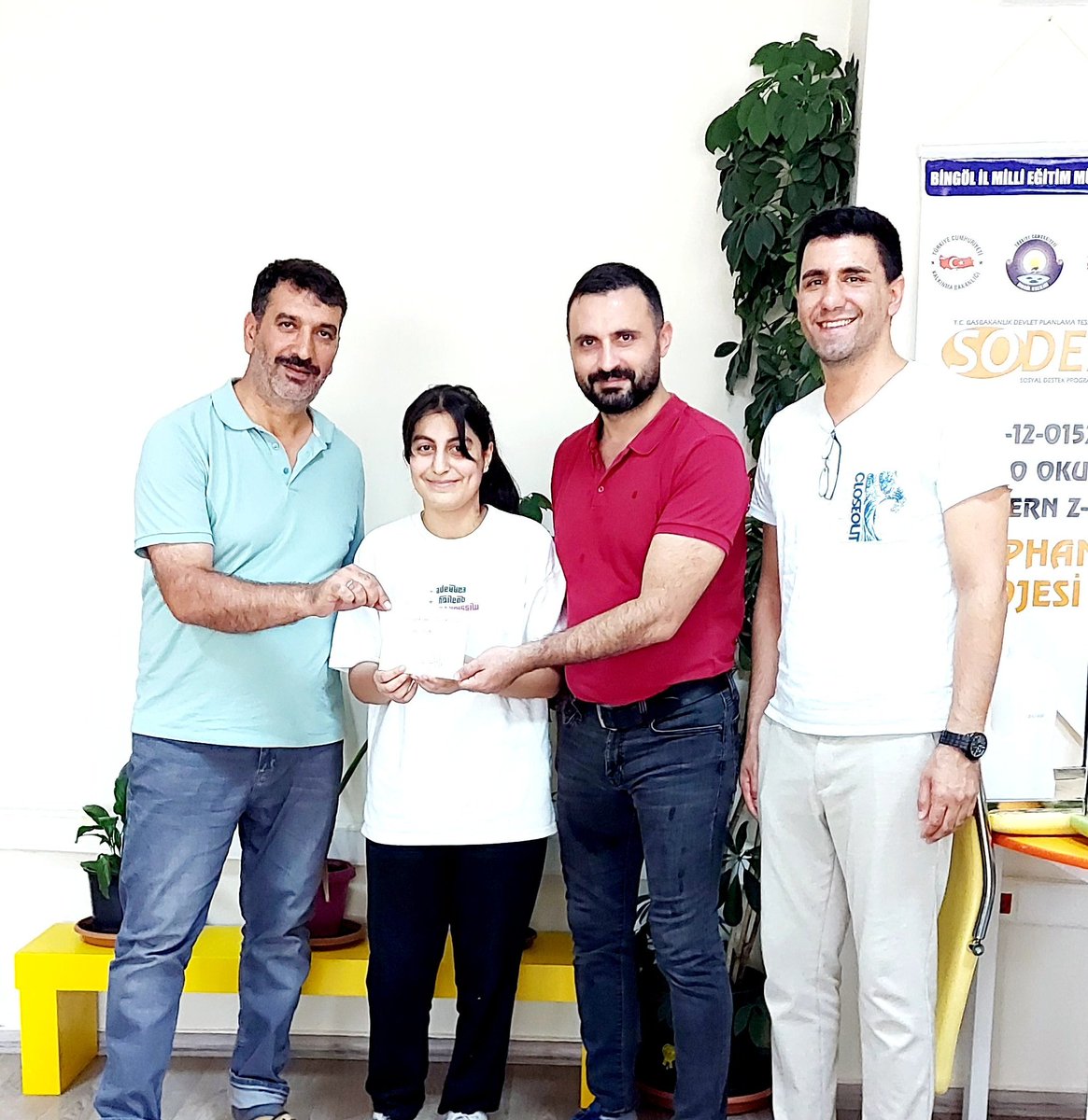 Okulumuz tarafından geleneksel olarak her yıl  okulumuz LGS birincisine verilen ödül, bu yıl da öğrencimiz ELİF ACAR' a  verildi. 😊
Tüm öğrencilerimize bir ömür başarılar dileriz.😊🙏

<a href="/bingolmem/">Bingöl MEM</a>