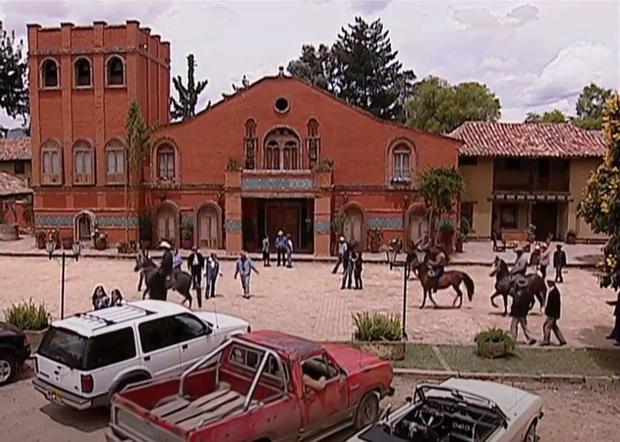 xLaTormenta's tweet photo. Hacienda Elizondo por delante... Molino Rojo por detrás. #PasiónDeGavilanes #LaTormenta https://t.co/w5mFsCN8AJ