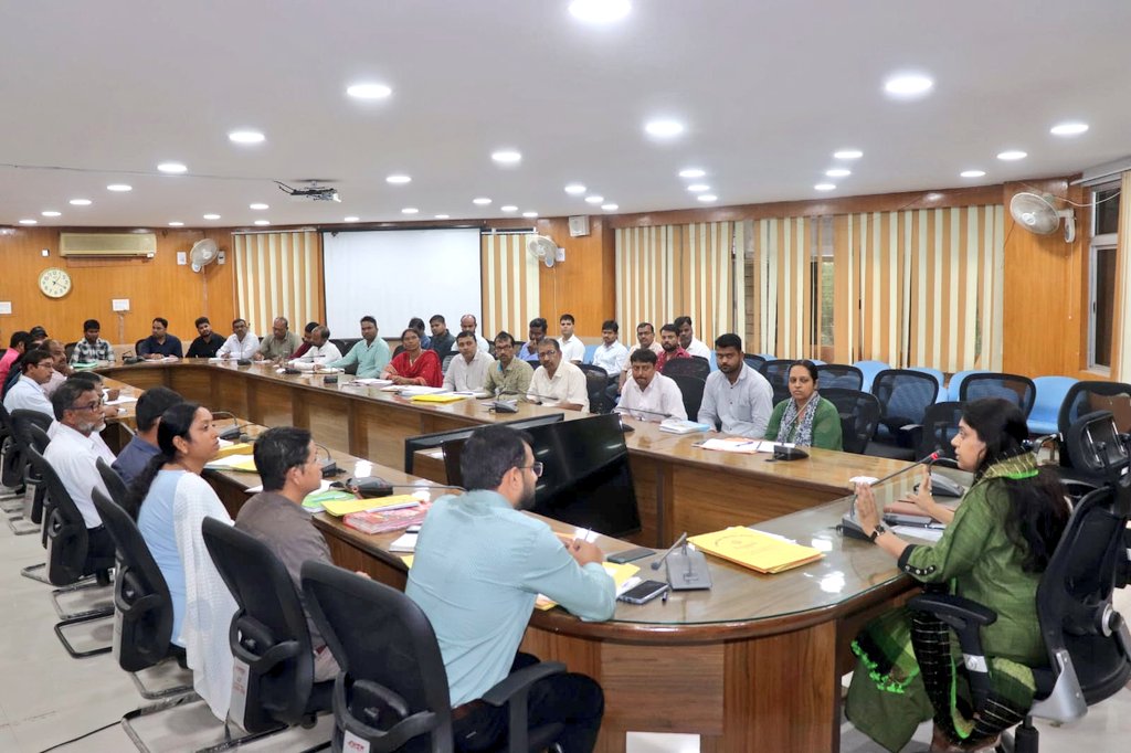 dckoderma's tweet photo. समाहरणालय सभाकक्ष में आज शिक्षा विभाग के पदाधिकारियों के साथ समीक्षात्मक बैठक कर उत्कृष्ट विद्यालय में शिक्षकों का प्रतिनियोजन, छात्रों के नामांकन, समग्र शिक्षा के रूआर कार्यक्रम इत्यादि की विस्तृत जानकारी प्राप्त कर सम्बंधित अधिकारियों को आवश्यक दिशा निर्देश दिए।
@JharkhandCMO https://t.co/KSChX9Sut5