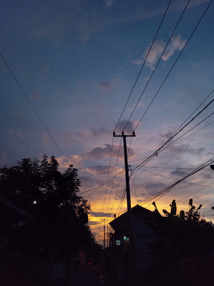 RinisittaRini's tweet photo. @dsuperboy Pabeulit sama kabel listrik kabel indihome.... tapi tetep indah kan bang? #Karawang https://t.co/fy6QNJG6pP