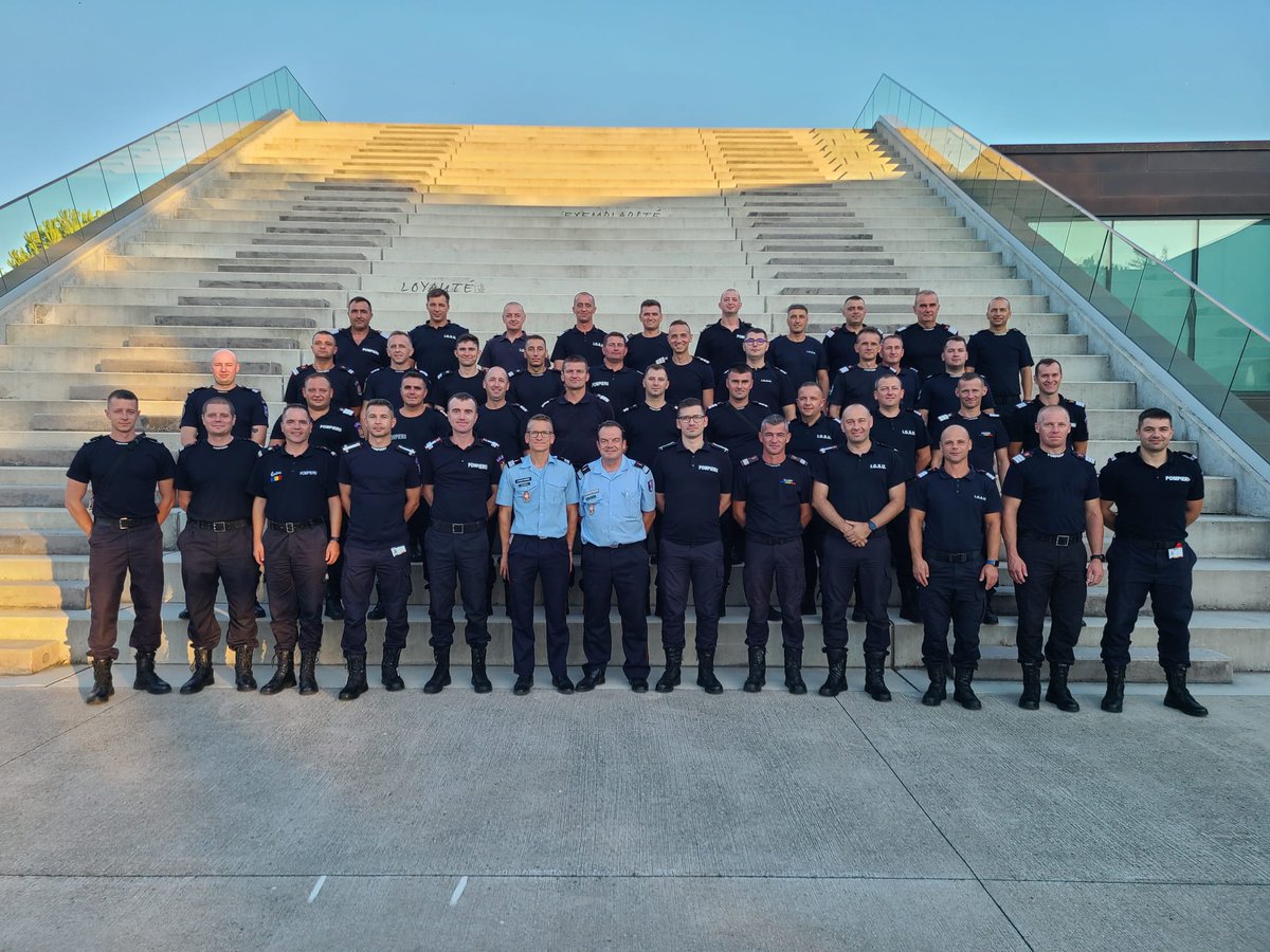 ENSOSP's tweet photo. Dans la continuité des modules polonais et autrichiens, l'Ensosp accueille en ce moment des #pompiers roumains 🇪🇺🇷🇴 🇫🇷
 ✔partage de la culture opérationnelle,
✔️appui préventif feu de forêt,
✔️appui opérationnel si besoin 🔥 
@eu_echo @SecCivileFrance https://t.co/mnFAZNLFk0