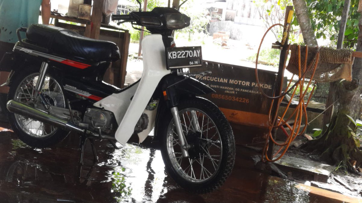 ezagustian's tweet photo. Mau jual astrea aku tahun 1996
Abis perawatan besar 
Barang2nya banyak yang baru 
Plat KB 
Surat lengkap 
Yang minat via WA ke 08115758885 https://t.co/EiSYfelUBt
