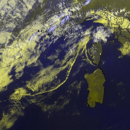 La lunga linea di nubi basse che si osserva dal satellite e che si distende dalle Baleari alla Corsica, è frutto della convergenza tra venti freschi e secchi nord occidentali in uscita dal Golfo del Leone e venti più caldi di matrice nord africana.