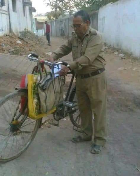 पत्नी के अंतिम संस्कार व तेरहवीं के बाद रिटायर्ड पोस्टमैन मनोहर गाँव छोड़कर मुम्बई में अपने पुत्र सुनील के बड़े से मकान में आये हुए हैं।
सुनील बहुत मनुहार के बाद यहाँ ला पाया है यद्यपि वह पहले भी कई बार प्रयास कर चुका था किंतु मां ही बाबूजी को यह कह कर रोक देती थी कि 'कहाँ वहाँ