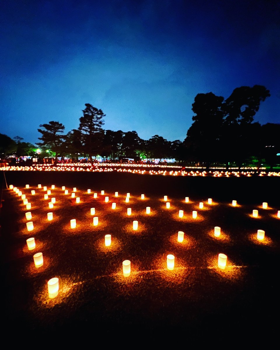 nara_cjr's tweet photo. ／
8/5(土)～8/14(月)開催
なら燈花会🕯
＼

夏の夜を彩る #なら燈花会🕯
今年で25回目を迎えます。

「訪れた人々が幸せになりますように」
と願いを込めて、ろうそく一つ一つに
灯りをともしています🕯

この夏のおでかけに訪れてみませんか？
https://t.co/r5CaizOSDp https://t.co/QyGXz15sw8