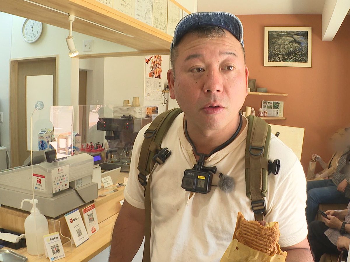 tss_nishimura's tweet photo. 西村さん、聞き込みは？

今週末５日(土)の『#西村キャンプ場』は山県郡のキャンプ旅パート３🏕

地元で人気のたい焼き屋さんを発見し、焼き立てをお味見！

「食材の聞き込みは？」とスタッフに突っ込まれながらも、そこでさらなる有力情報をゲット…！？ https://t.co/SuhVEJJfim