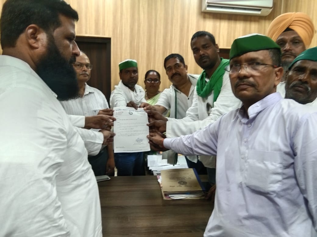 Harinambkua's tweet photo. वन विभाग के मुख्य कार्यालय, लखनऊ पर श्री बिन्दु कुमार, राष्ट्रीय कोषाध्यक्ष के नेतृत्व में भा कि यू अरा० के कार्यकर्ताओं द्वारा धरना-प्रदर्शन कर प्रमुख सचिव पर्यावरण एवं वन विभाग को ज्ञापन दिया गया वन विभाग द्वारा एक एक्सपर्ट टीम बिजनौर के लिए रवाना हुए 
@ANINewsUP @bkuaLucknow https://t.co/v1UmEUVI1H