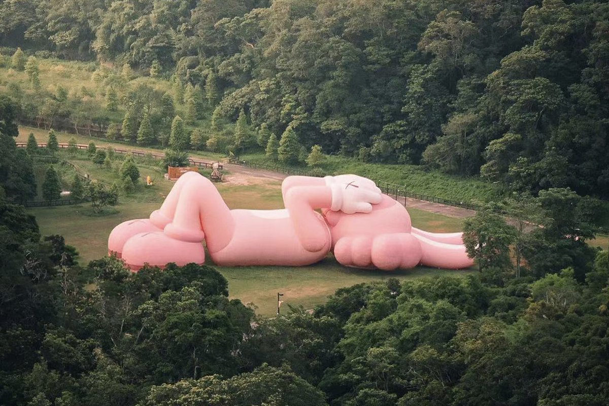 yukisaiki1's tweet image. なんの仕事してるの？と聞かれることが多いのですが、最近はインドネシアの世界遺産プランバナン寺院に45mの巨大彫刻を建てています。2002年から続くKAWSの&quot;Accomplice&quot;シリーズの一部です。自分でも、何がどうなって自分がこのプロジェクトに携わっているのかわかりません。
hypebeast.com/2023/8/allrigh…