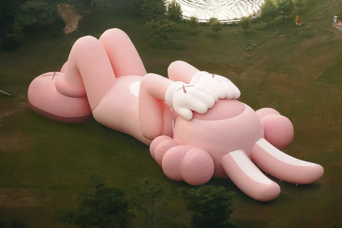 yukisaiki1's tweet image. なんの仕事してるの？と聞かれることが多いのですが、最近はインドネシアの世界遺産プランバナン寺院に45mの巨大彫刻を建てています。2002年から続くKAWSの&quot;Accomplice&quot;シリーズの一部です。自分でも、何がどうなって自分がこのプロジェクトに携わっているのかわかりません。
hypebeast.com/2023/8/allrigh…