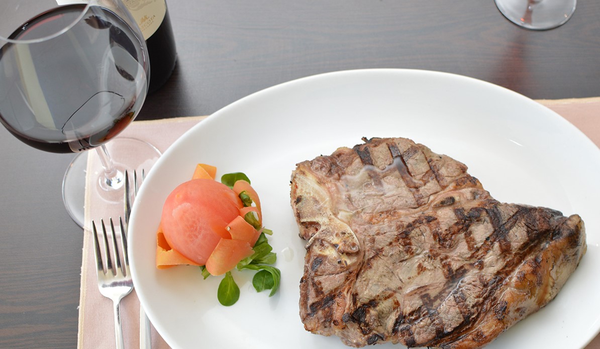 Porterhouse_Win's tweet photo. #indiewinch #hellowinchester #steakdinner Here's my meat! Just need to add your choice of Argentinean Malbecs @hamshirefare Winchester Magazine Winchester BID @OwtonsButchers https://t.co/iyMmkTmb9g