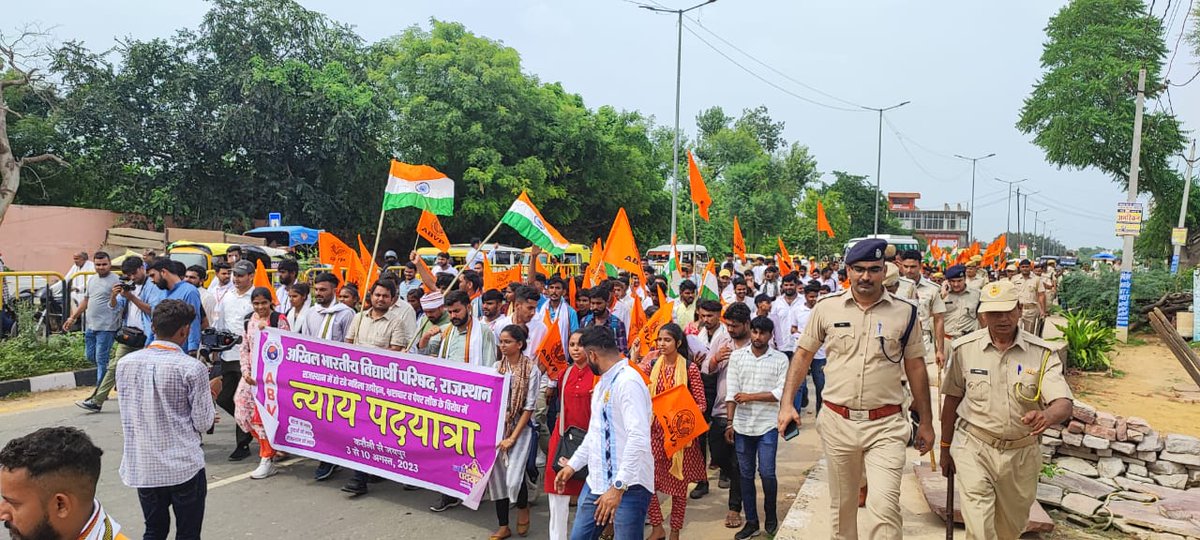 ABVPVoice's tweet photo. राजस्थान में महिलाओं एवं युवाओं के साथ हो रहे अन्याय के विरुद्ध अभाविप राजस्थान द्वारा आयोजित की जा रही #न्याय_पदयात्रा राष्ट्रीय महामंत्री श्री @yagywalkya एवं राष्ट्रीय मंत्री @HushyarMeenaIN की उपस्थिति में करौली से प्रारंभ हुई।

महिला एवं युवा विरोधी तथा भ्रष्टाचार एवं कुशासन की प्रतीक राजस्थान की कांग्रेस सरकार के विरोध में यह पदयात्रा सात दिनों में करौली से जयपुर तक का सफर तय करेगी। 

अभाविप, राजस्थान की जनता से इस #NyayPadYatra में सहभागी होने का आवाह्न करती है।