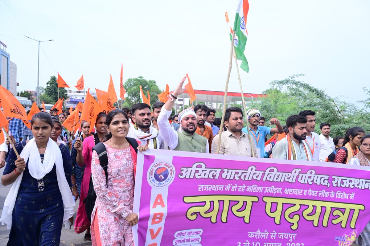 ABVPVoice's tweet photo. राजस्थान में महिलाओं एवं युवाओं के साथ हो रहे अन्याय के विरुद्ध अभाविप राजस्थान द्वारा आयोजित की जा रही #न्याय_पदयात्रा राष्ट्रीय महामंत्री श्री @yagywalkya एवं राष्ट्रीय मंत्री @HushyarMeenaIN की उपस्थिति में करौली से प्रारंभ हुई।

महिला एवं युवा विरोधी तथा भ्रष्टाचार एवं कुशासन की प्रतीक राजस्थान की कांग्रेस सरकार के विरोध में यह पदयात्रा सात दिनों में करौली से जयपुर तक का सफर तय करेगी। 

अभाविप, राजस्थान की जनता से इस #NyayPadYatra में सहभागी होने का आवाह्न करती है।