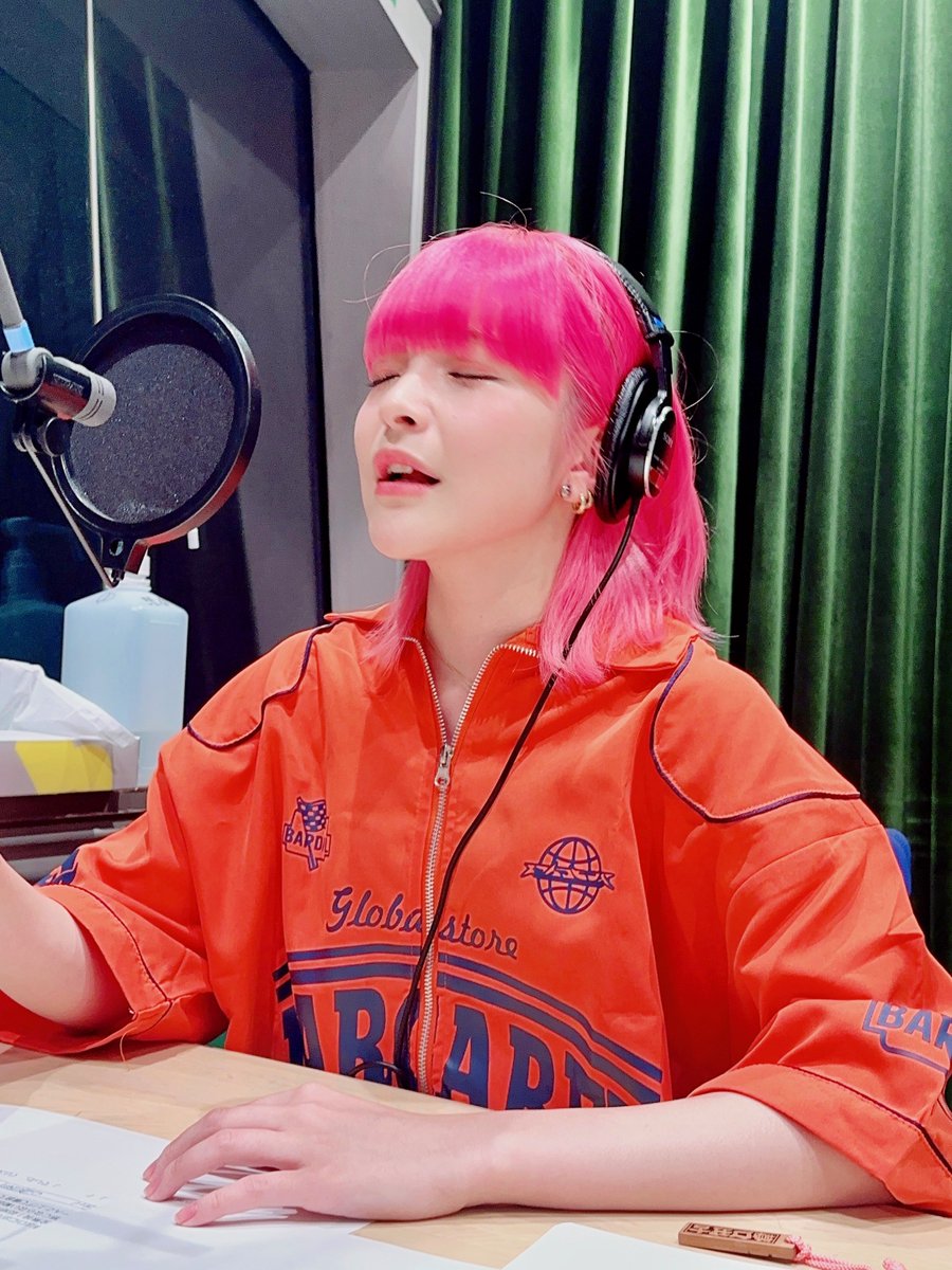 アンジー♪ 8/6（日）朝7時30分放送】 早番収録中のアンジー 机の下は…🤣 #TBS