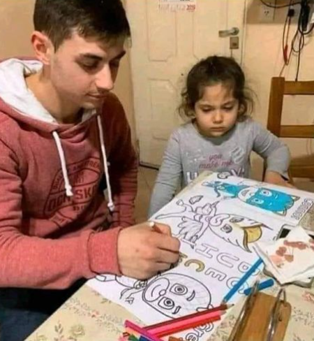 -Tio dejame pintar 
-No, vos pintas re feo