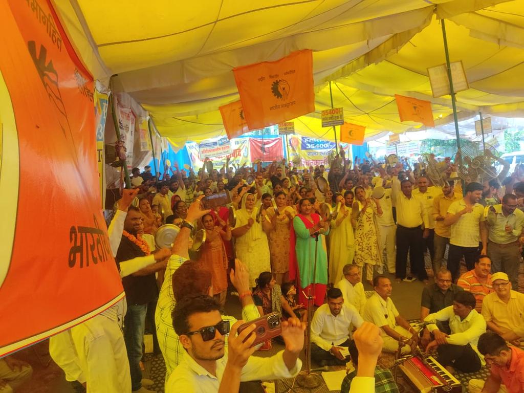 Akshayk38697844's tweet photo. आज हड़ताल के 30 वे दिन ।।  CAWS Bhiwani ने BMS के बैनर तले ' थाली बजाओ सरकार जगाओ अभियान ' का सफल आयोजन किया गया।
हमारा भाईचारा जिंदाबाद।
लिपिकीय एकता जिंदाबाद।
#haryanaclerk35400
#haryanaclerkonstrike
@anilvijminister 
@cmohry 
@PMOIndia 
@Dchautala
@aajtak 
@CAWS_Clerks_Hry https://t.co/apNPeS3Iq9