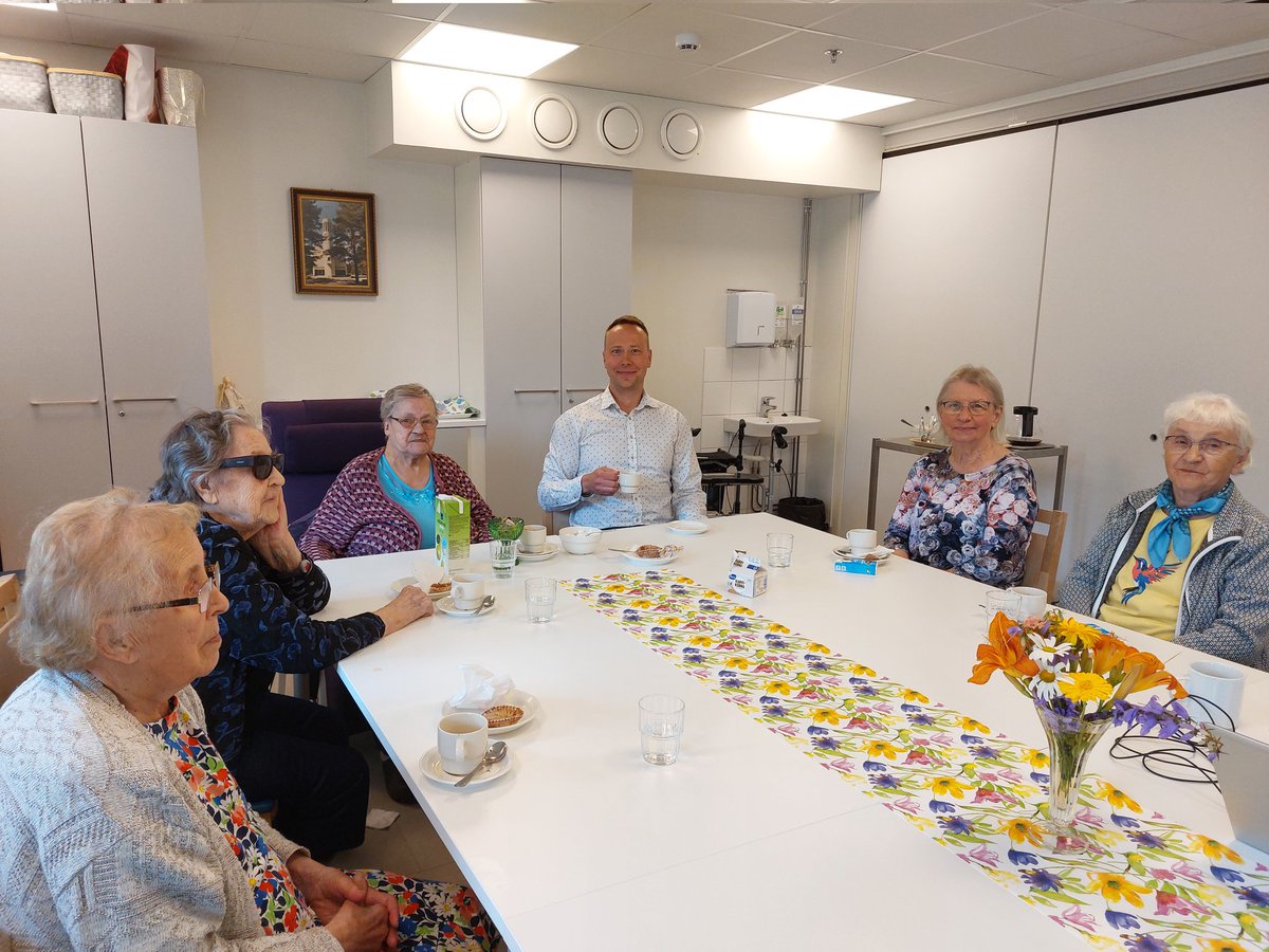 Toimintatorstai Kannonkoskella palvelutalo Mäntykodissa on kuulemma viikon kohokohta. Eipä unohdeta heitä, kun mietitään palvelutasoja. Kiitos hoitajille ja ohjaajille.