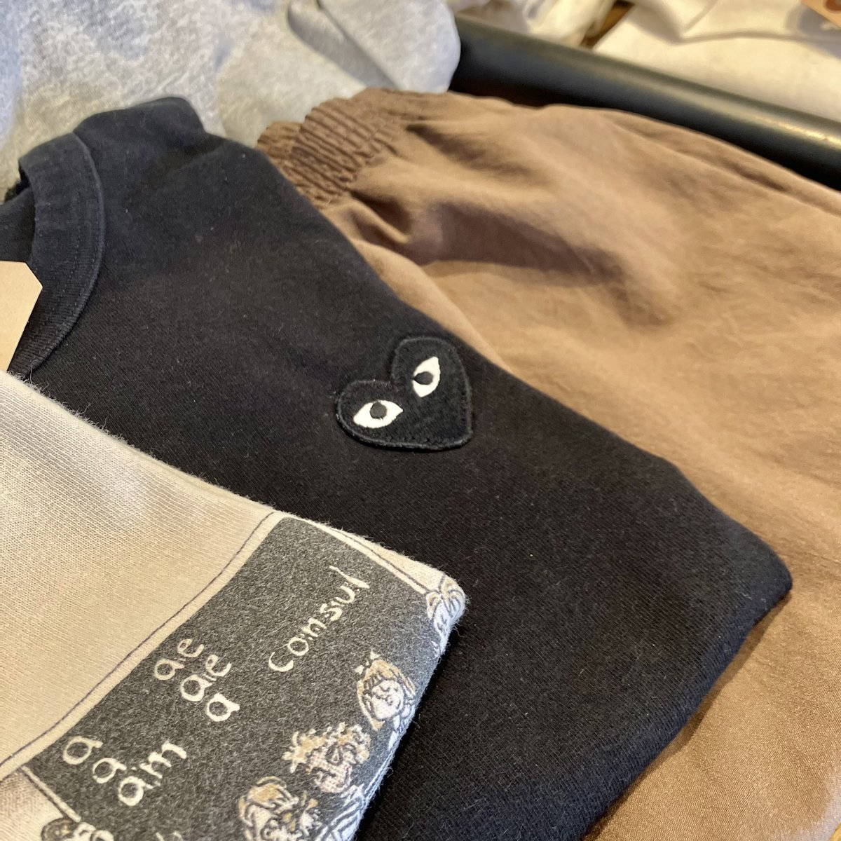 reismstand's tweet photo. こんばんは！
8月から古着が新しくなりました😌

この時期大活躍のTシャツもたくさん仕入れていますので、ぜひチェックしてくださいね🫶🏾

夜も元気に営業中です🌝
みなさまのご来店お待ちしています🍻

#reismstand #reism #reismselect #渋谷カフェ #代官山カフェ #桜丘町 #渋谷古着 #vintage https://t.co/OnBtknZLro