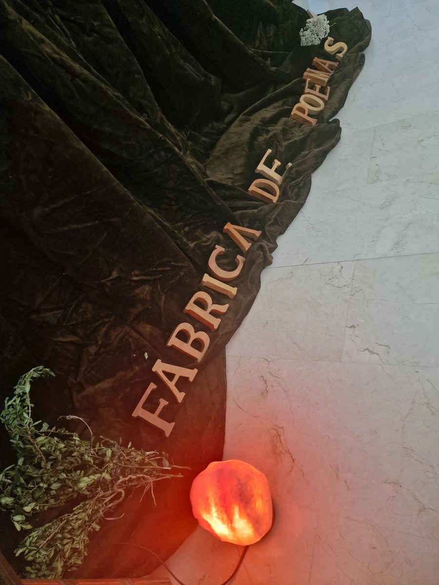 MercedesMelen's tweet photo. La fábrica de poemas produce sin parar. Bellas palabras que recogen las máquinas de escribir... #fabricadepoemas #hayunpoemaparati https://t.co/oKXTk5pz7g