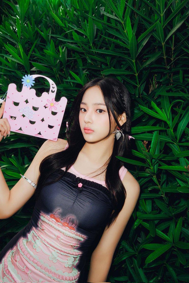 ymoonseo's tweet photo. She pours her h̲e̲a̲r̲t̲  and soul into every stroke of styling   ๑      𝆬      ੭      𝆹ㅤ𝆬 ㅤ🌸 With earnest yearning, she wishes for all to eagerly anticipate this creation, knowing that it has been crafted with utmost devotion and dedication. ◌ 🍓 ˴ 𓂃 . ˚◞ ★̶̲ ꒱ https://t.co/GlUJmfm9hh
