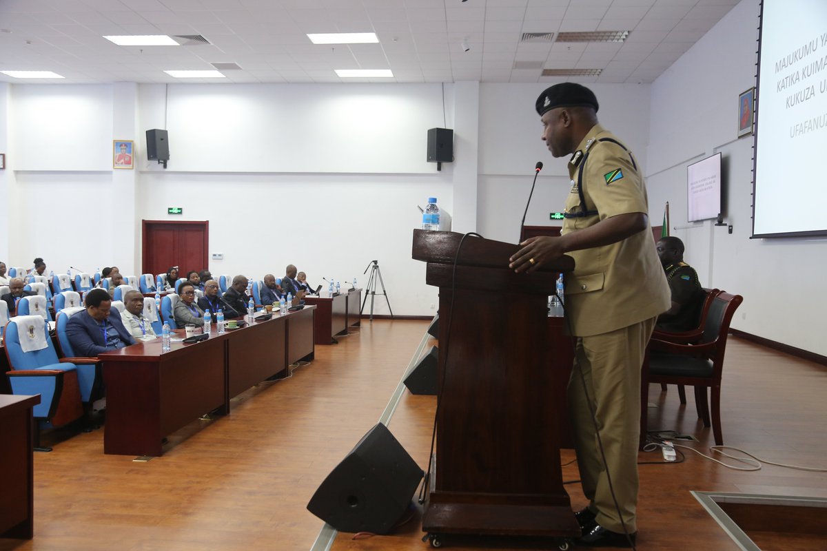 Ndc_tz's tweet photo. SACP David Misime – Msemaji wa Jeshi La Polisi, akitoa mhadhara kuhusu “Nafasi ya Vyombo vya Ulinzi na Usalama katika Kujenga na Kukuza Umoja wa Kitaifa” kwa Washiriki wa Kozi Fupi ya kumi na Tano ya Wahariri wa Vyombo vya Habari tarehe 03 Agosti, 2023. https://t.co/kAhYaM7HZ1