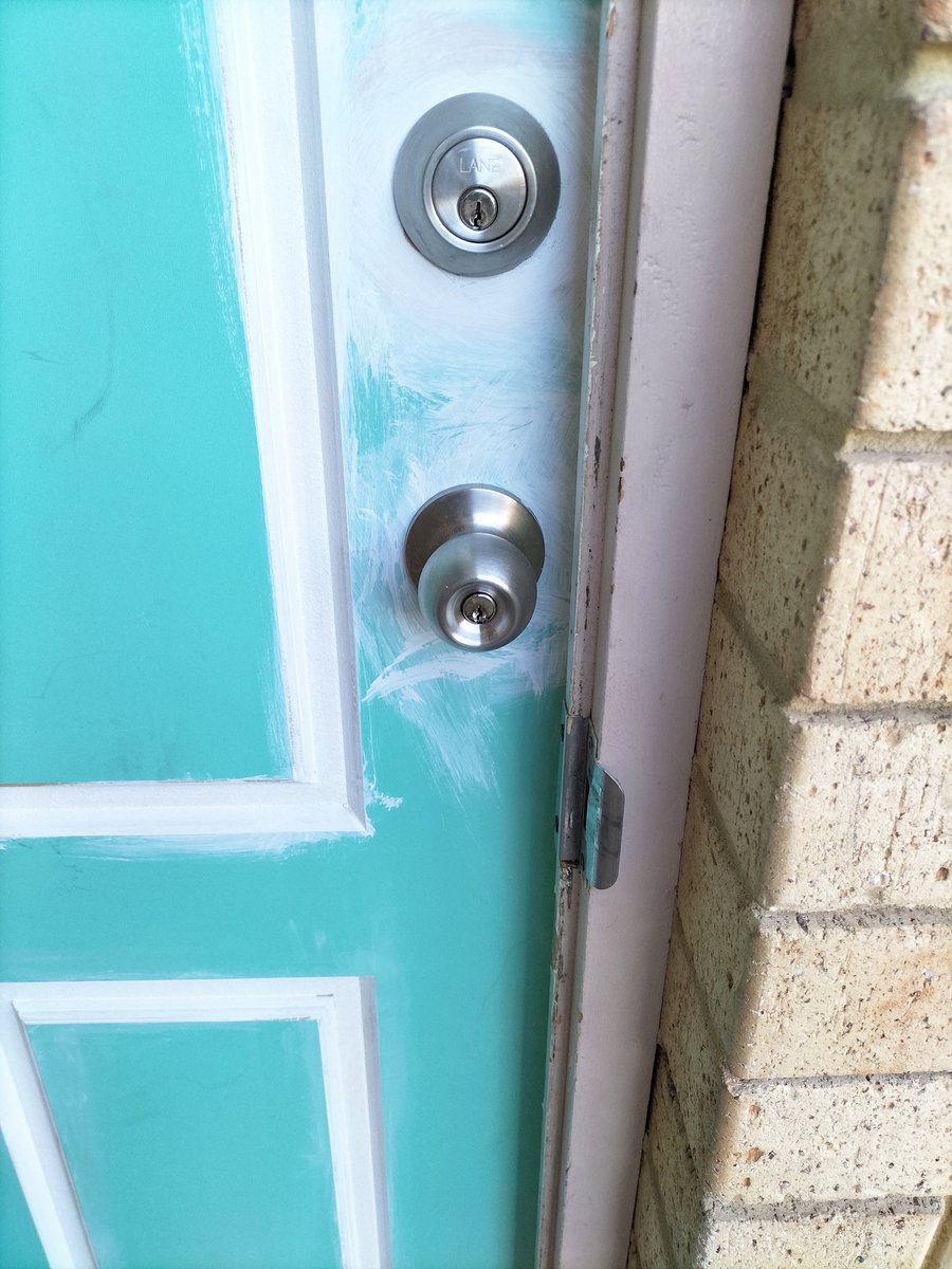 Chippy_Dan_'s tweet photo. Always good to prime the mdf sections of an exterior door after install. Might be a while before the painter can do it and with such a wet winter and high % of moisture in the air, the mdf will smell and deteriorate quite rapidly.
#carpentry https://t.co/mCcMbmla3a