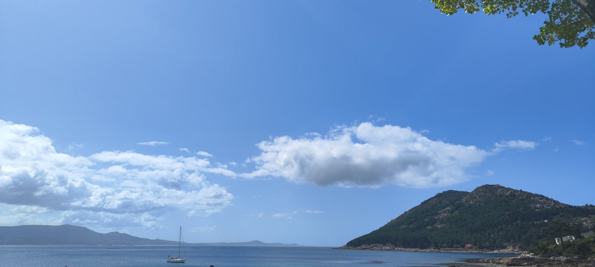 NolasCid's tweet photo. Bo día! #xoves
O vento refrescante fai bailar as nubes sobre o maxestuoso monte Louro. 21 graos e hai día de praia e paseos na ría de #Muros antes de que se tape o Sol. 
Toca aproveitar o tempo,
o que nunca é o mesmo,
segundo o lugar desde o que o vivas. 
https://t.co/IdCZxObVxD https://t.co/J2JP12h9D9