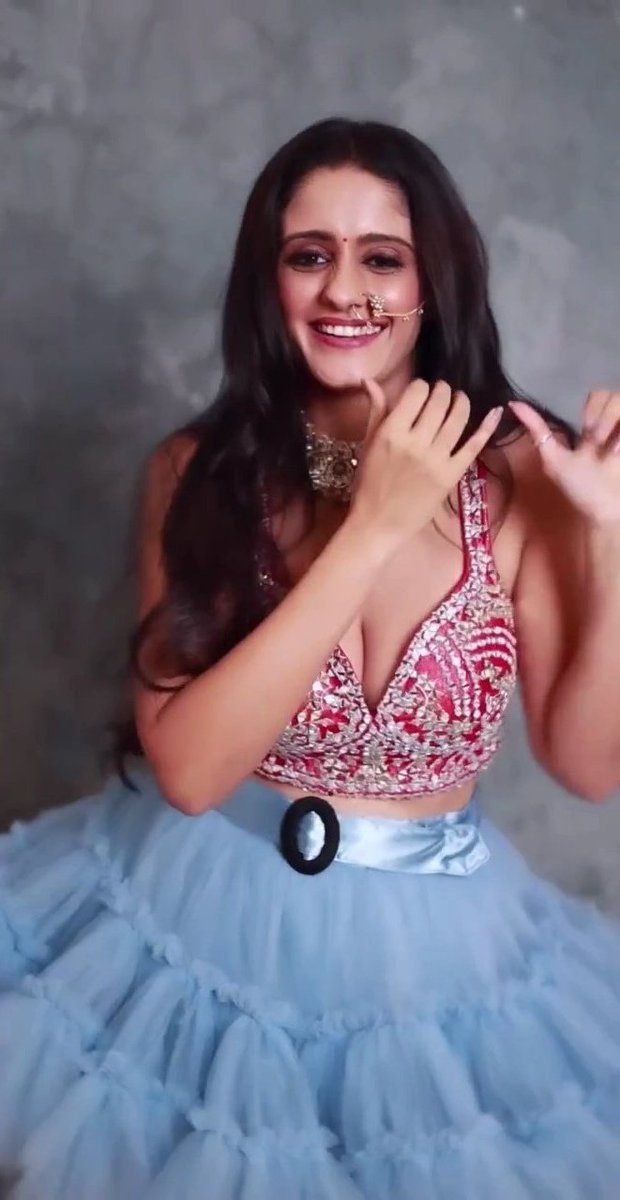 Those who are making negative comments, I know this is their opinion but nothing will happen with your negative. 👀

 Ayesha is Slayingggggg 🔥🔥🔥
She looks super hot super pretty in this looks 🥵✨😍

 Girl is trendingggggg 😎
 
#AyeshaSingh #AyeshaAdmirers