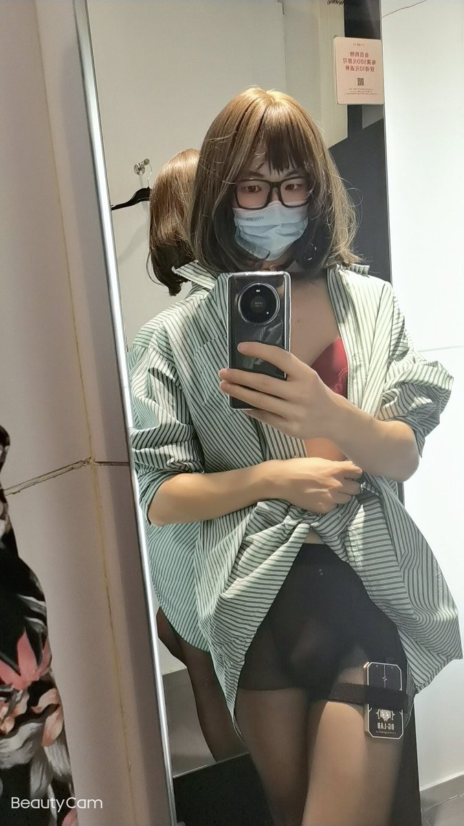 Nicho19901210's tweet photo. 不穿内裤，不穿裙子，只穿一个oversize的衬衫上街，衬衫下沿刚刚遮住屁屁，感受着他人热辣的目光，yin水不由自主的顺着大腿留了下来 https://t.co/MlrCwbLtsk