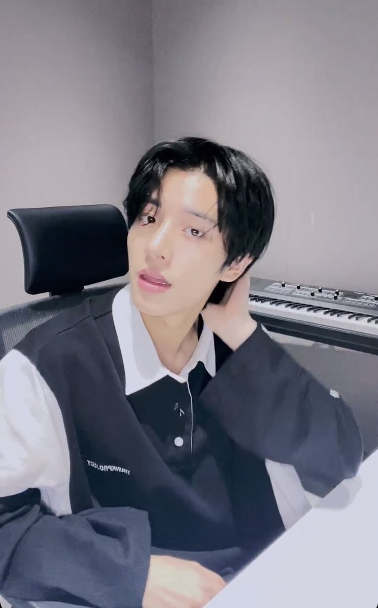15ARCHIVEz's tweet photo. he's driving me crazy 😭😭 #ENHYPEN_JAKE https://t.co/a9HSi2khIU