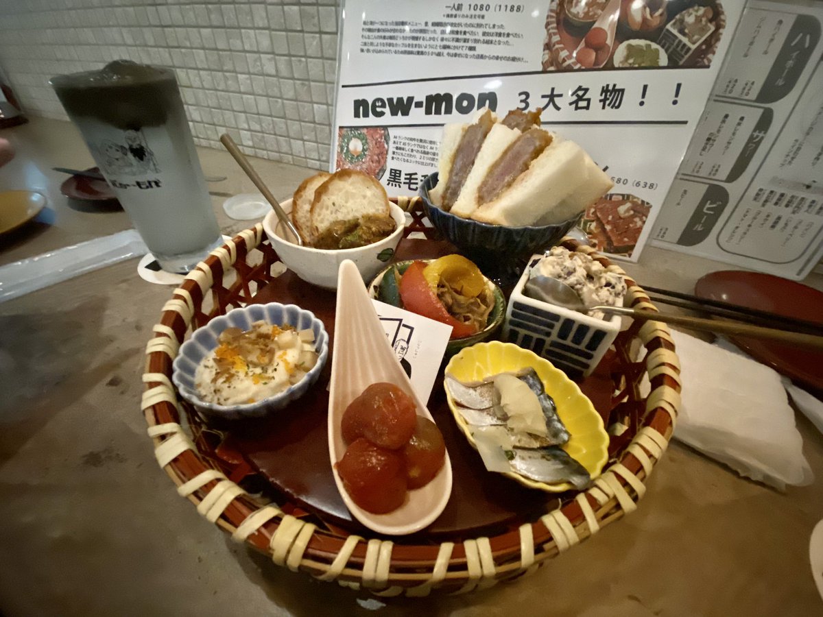 LoooveSweet2's tweet photo. 最近は"おばんざい"が流行っているらしく至る所で見かけます。女子は欲張りなので頼んでしまう。創作すぎておばんざいなのかは分からないが美味しかったです😊定員さんが元気だった。
京都の本当のおばんざいを食べてみたい。
#newmon #赤羽居酒屋　#赤羽 https://t.co/kBqXH0hST8