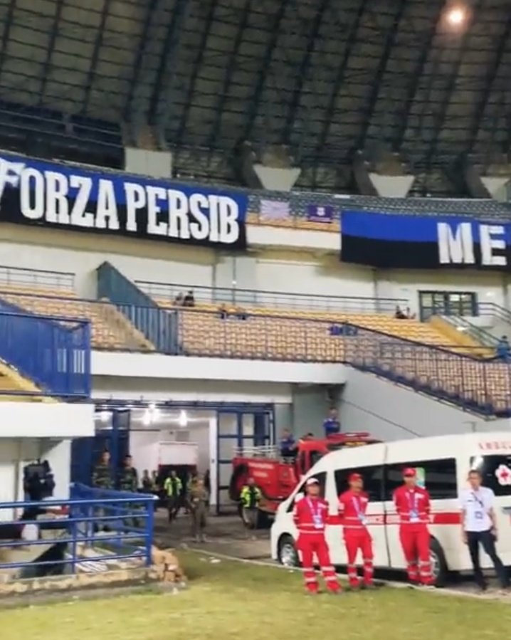BOBOTOHFAMIGLIA's tweet photo. Dan yg bikin spechlessss,
Banner Forza persib bukan bikinan kita. Strategi naon ieu euy?! https://t.co/VJ0P7YX4Ca