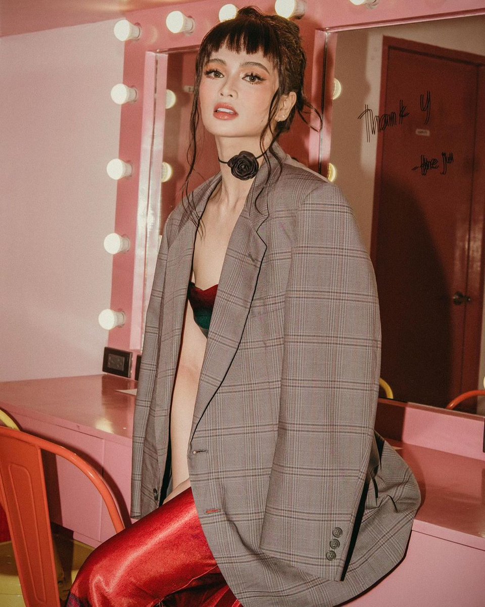 TeamRiRhen's tweet photo. Part 1

Overflowing visuals and beauty of @realrhen 😍😍💜💜

Catch her new series "KUNG HINDI LANG TAYO SUMUKO" as Georgina this August 21 on Viva One.

#RhenEscaño https://t.co/h7uIWaan8s
