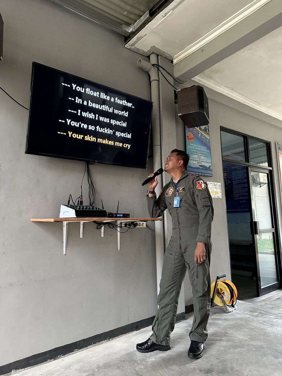 Karena tadi listriknya sudah menyala dan kami bisa kembali berkaraoke, saya mau kasih GA masing-masing sebuah jaket bomber (ukuran by request) untuk 2 orang pemenang.

Cukup RT saja, ga usah ribet, diundi nanti malam sekitar pukul 22:00 wib.