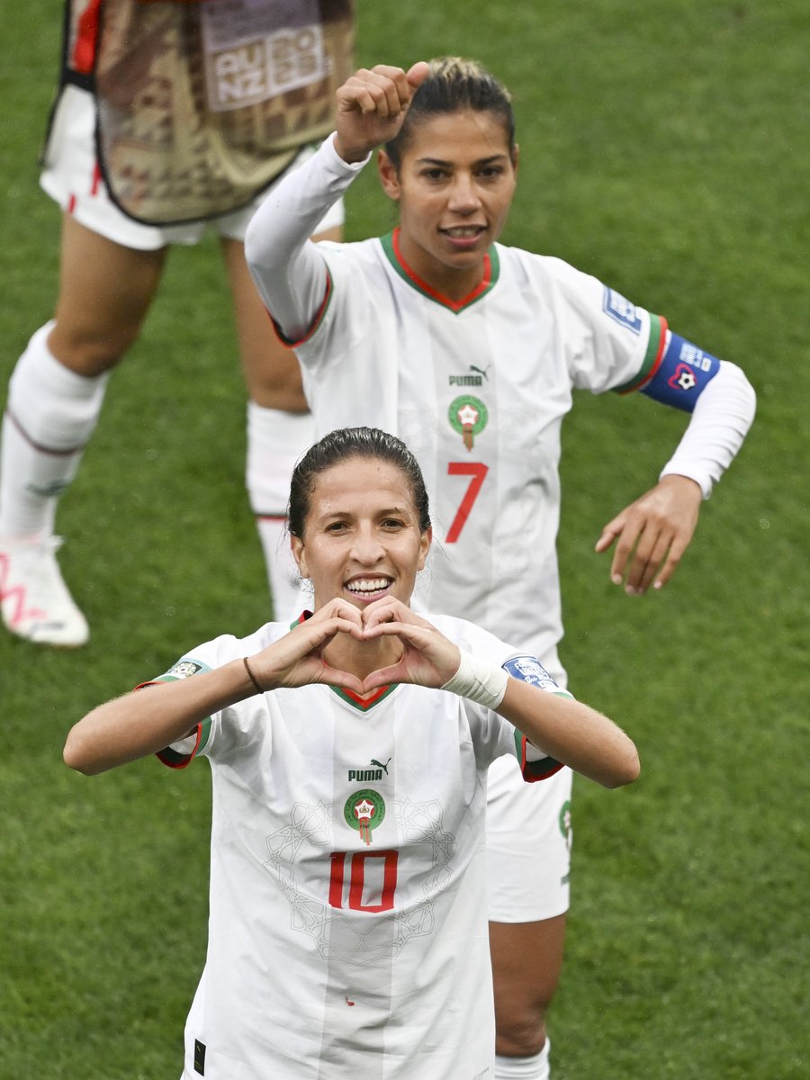 ActuFoot_'s tweet photo. 𝗟'𝗘𝗫𝗣𝗟𝗢𝗜𝗧 𝗗𝗨 𝗠𝗔𝗥𝗢𝗖 🇲🇦 !

Pour leur première participation en Coupe du monde, les Marocaines se qualifient pour les huitièmes de finale !

Tout était pourtant mal parti. Les Lionnes de l’Atlas ont démarré la compétition par une lourde défaite 0-6 face aux Allemandes. ❌🤯

Elles ont finalement su trouver la solution en enchaînant deux victoires.

Les Marocaines terminent deuxièmes de leur groupe, devant l'Allemagne (éliminée), finaliste de la dernière édition de l'Euro et numéro 2 mondial au classement FIFA. 😱