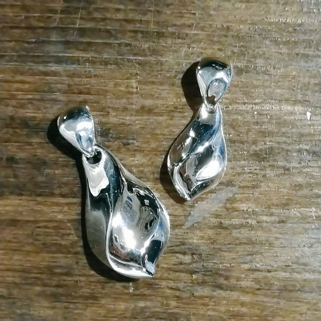 STRANGE_FREAK's tweet photo. 【ご紹介】
レティアペンダント
緩やかなダイヤシルエットで、流線美を推したデザイン
鏡面と、稜線が描く面の照りが心地よくて好きなモデルです
https://t.co/AtV8Qo7de3
#sfdjpr #sfdp113 #sfdp114 https://t.co/9psgo9vByB