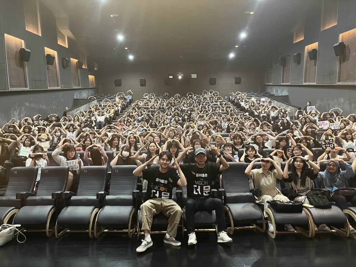 CJENMMOVIE's tweet photo. 도경수 &amp; 김용화 감독의 범우주급 팬서비스🚀
오늘도 #달캉스 즐기러 와주신
더문지기 여러분 진심으로 감사합니다 ❤‍🔥

#더문 #themoon #김용화감독 #설경구 #도경수 #김희애 #박병은 #조한철 #최병모 #홍승희 #절찬상영중 #영화더문 #우주생존드라마 #우주영화 #올여름엔_달캉스 https://t.co/p7T6Kpopjp