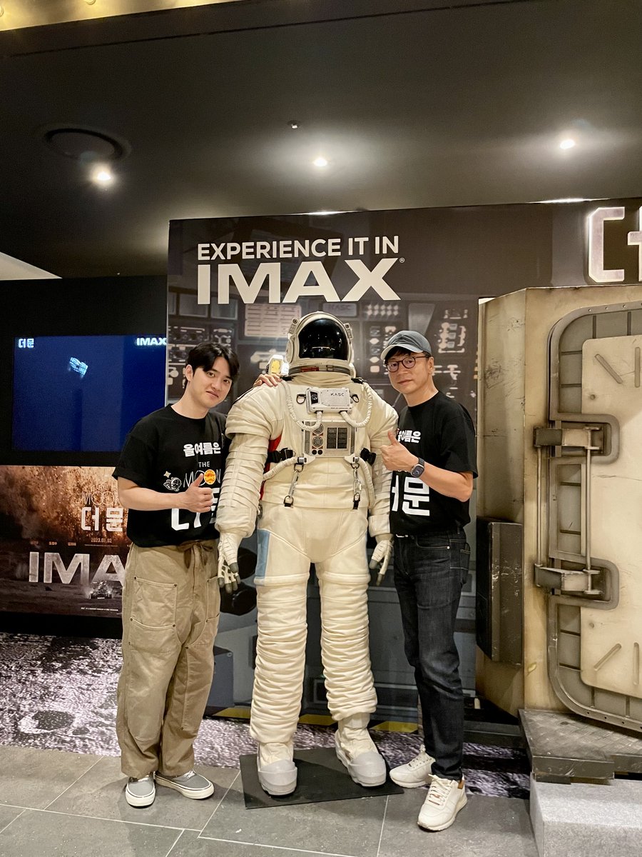 CJENMMOVIE's tweet photo. 도경수 &amp; 김용화 감독의 범우주급 팬서비스🚀
오늘도 #달캉스 즐기러 와주신
더문지기 여러분 진심으로 감사합니다 ❤‍🔥

#더문 #themoon #김용화감독 #설경구 #도경수 #김희애 #박병은 #조한철 #최병모 #홍승희 #절찬상영중 #영화더문 #우주생존드라마 #우주영화 #올여름엔_달캉스 https://t.co/p7T6Kpopjp
