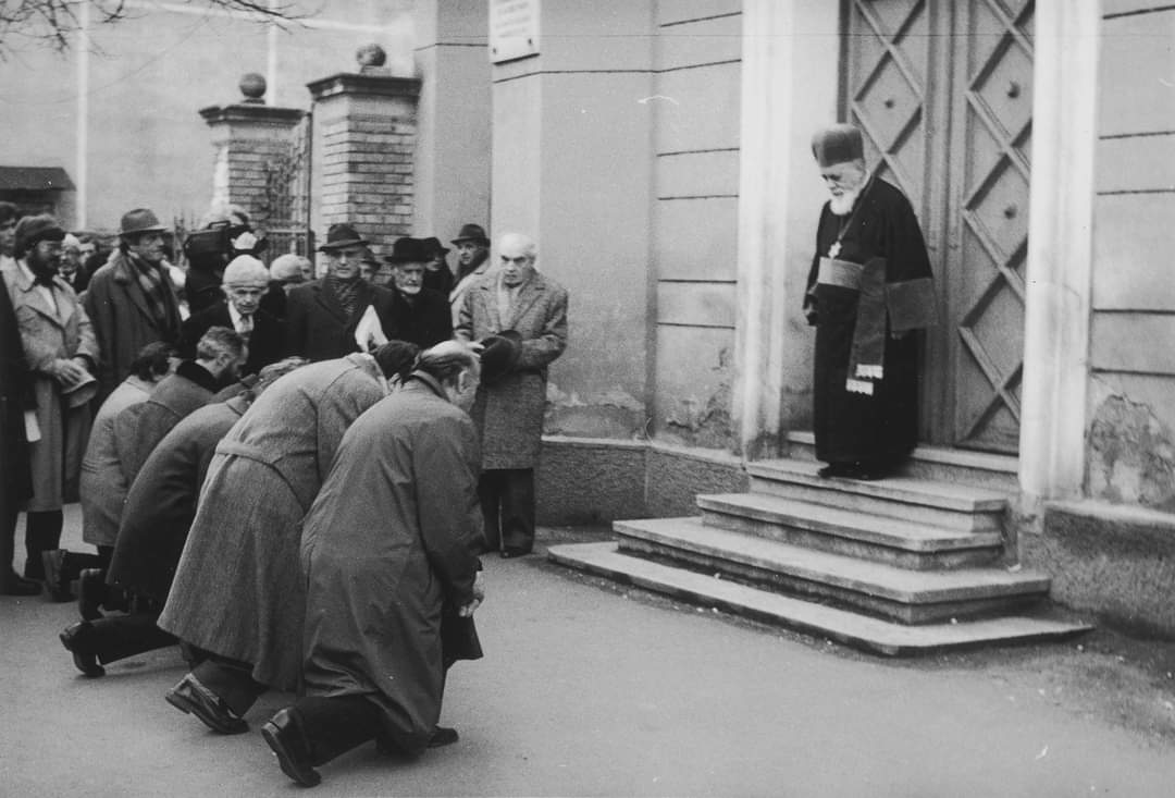 GHarward's tweet photo. On 25 November 1991, ethnic Hungarian members of the Romanian parliament asked for forgiveness from a rabbi at a Jewish temple in Cluj from which many of the 130,000 Jews from then Hungarian occupied northern Transylvania were deported to Auschwitz in 1944. https://t.co/FABICHthF0