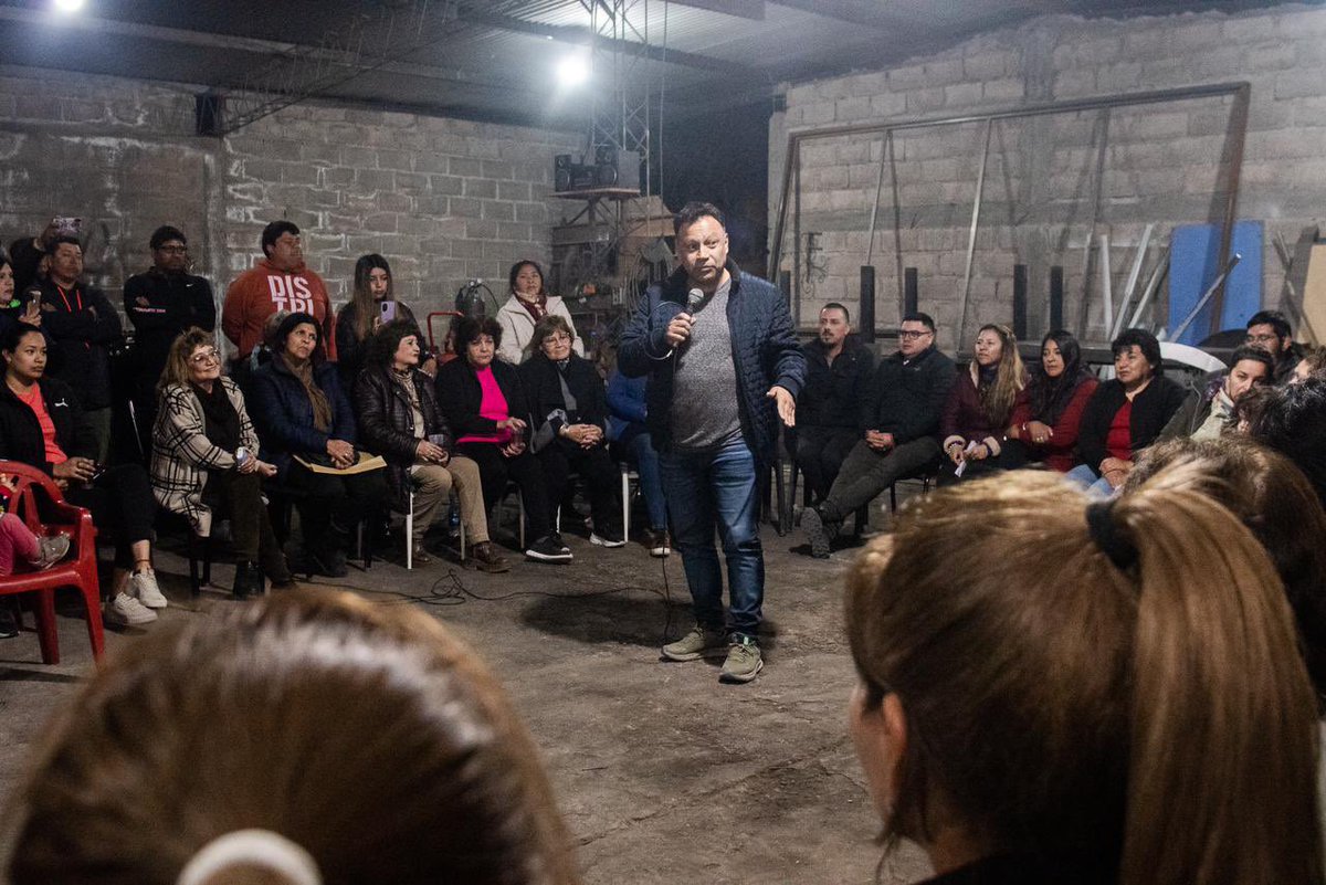 LuisRCastrooo's tweet photo. En la Ciudad de Belén acompañamos a Cristian Yapura pre candidato a intendente, con nuestra propuesta programática de tierra, techo y trabajo.

@JuanGrabois https://t.co/ajRRCjWUga