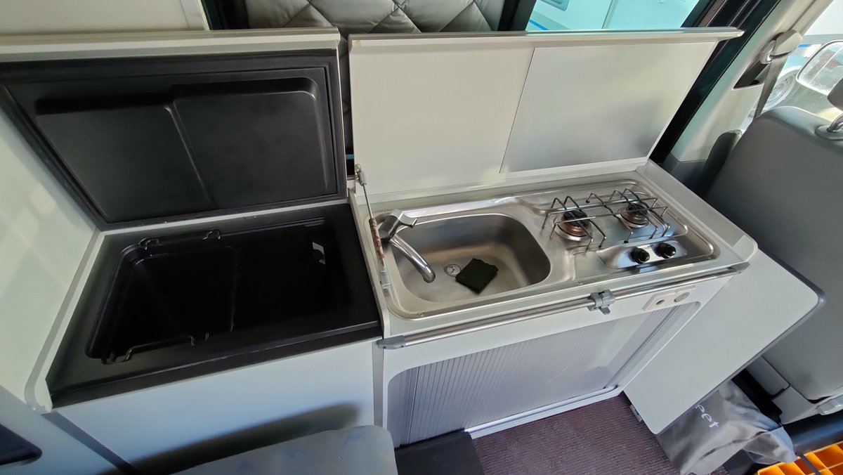 CaravanasJuan's tweet photo. Volkswagen Transporter, con 222.000km en muy buenas condiciones. Para 2 personas. Cocina, nevera, salón, asientos convertibles en cama. Cuenta con toldo, placa solar, enganche y portabicis.
#caravanasjuan #muevetuvida #camper
https://t.co/S7WLCP1hSO 
Pol. Ind. A Granxa, O Porriño https://t.co/xpyMkd0cJW