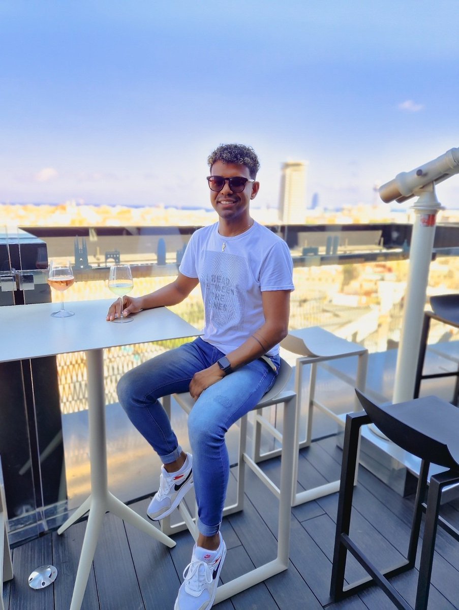 LuigyBlanco's tweet photo. La vida empieza muchas veces 🌒🍷🌻
.
.
#terrazasdebarcelona #bcn #tarde #vinoblanco #picoftheday #tardedeverano  #Verano2023 https://t.co/NOdkDQgzpx