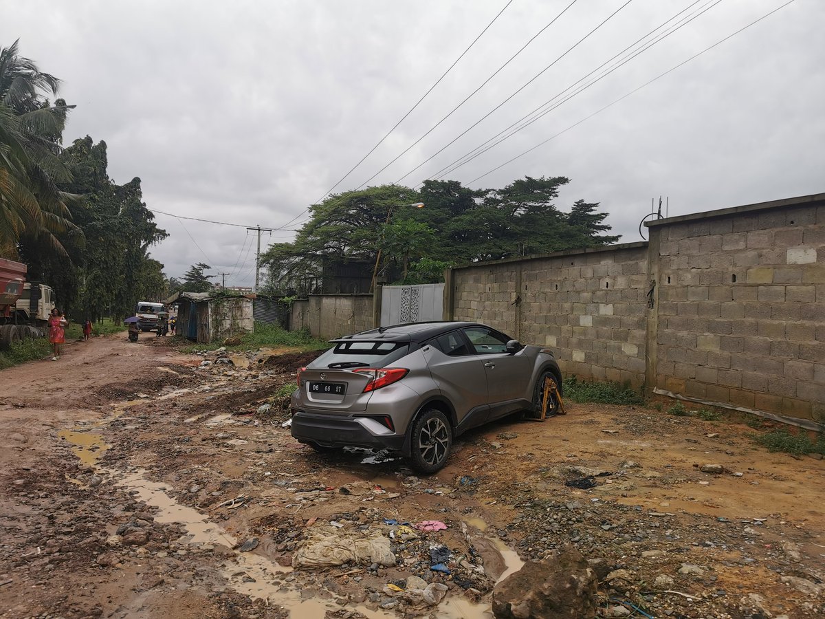 jeanfrancis's tweet photo. 🤣 Stationnement interdit ? La rentrée scolaire approche, ils ont le sang aux yeux, même le piéton peut finir en fourrière à Douala avec ces mercenaires. https://t.co/3O9zGONEX9
