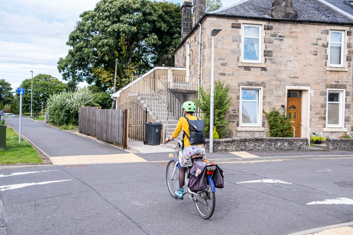 A third of young people who don't cycle to work said they would be more likely to if their workplace had improved facilities, such as bike storage. This #CycleToWorkDay find out how you can improve bike facilities to create a happier, healthier workplace👇 sustrans.org.uk/our-blog/get-a…