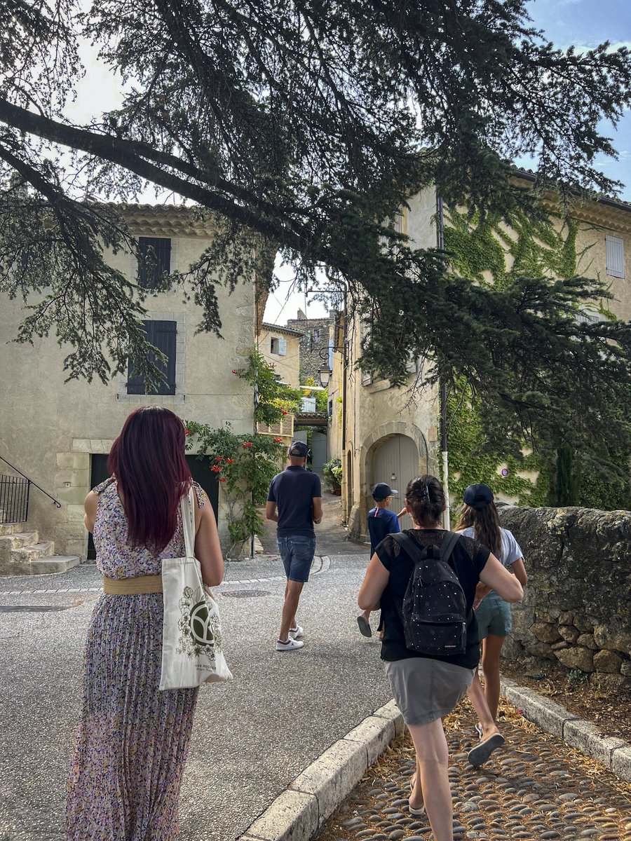 OTLuberon's tweet photo. #jeudiphoto Partez découvrir le village de Lourmarin autrement en participant à notre visite guidée "la malédiction de Lourmarin", tous les mardis de 9h à 10h30 🤩
👉 Infos et réservations : https://t.co/9UeLkVnjGM
#lourmarin #luberon #destinationluberon #provence https://t.co/h4KL81KdTE